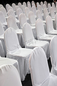 一排排白色椅子