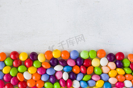 桌上的吃喝玩乐糖果，五颜六色的甜糖果