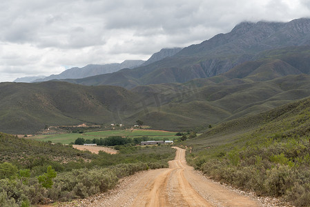 Cango Caves 和 Calitzdorp 之间的碎石路