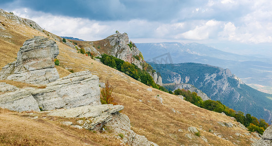 前景是风化岩石的山地景观