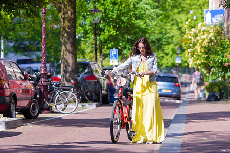欧洲城市骑自行车的年轻美女