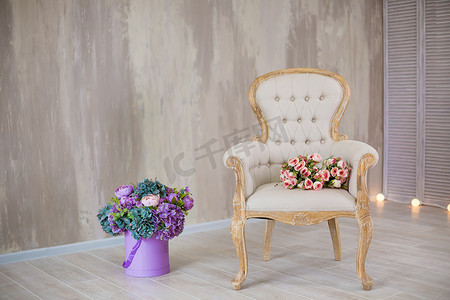 工作室室内装饰，浅色暖色鲜花和休闲复古家具