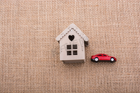 小房子房子摄影照片_模型汽车和一个小模型房子