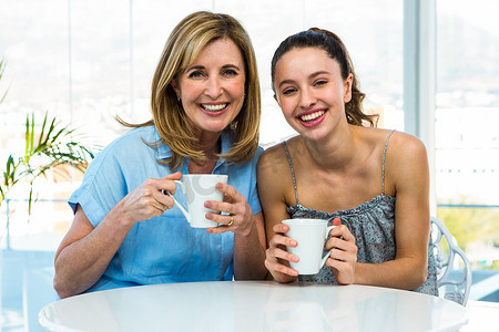 母亲和女儿喝茶