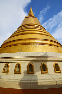 keo摄影照片_在寺庙屋顶窗口的泰国曼谷摘要