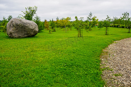 拉脱维亚 Koknese 公园命运花园的花园。