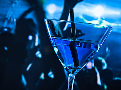 蓝色大气摄影照片_迪斯科桌上蓝色鸡尾酒饮料的细节，有文字空间