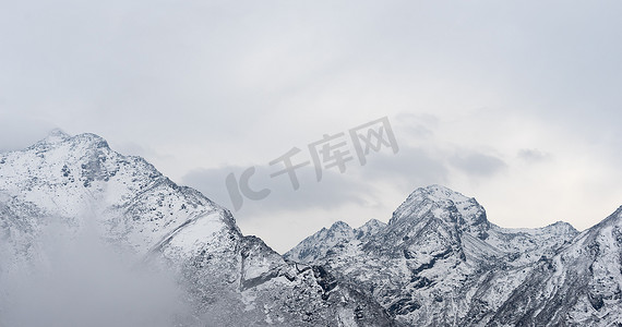 雪山峰顶在尼泊尔喜马拉雅山