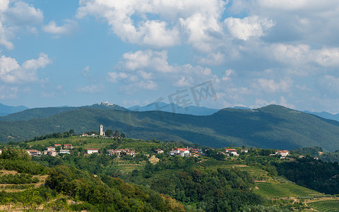 Kojsko 村，斯洛文尼亚著名的 Goriska Brda 葡萄酒产区，背景是阳光和云彩，圣山，背景是新戈里察上方的教堂