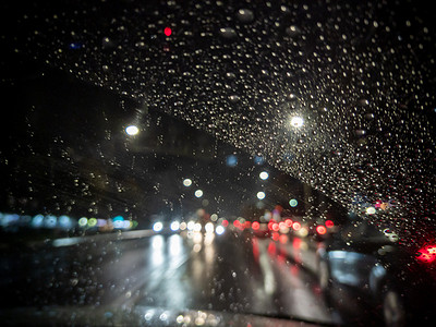 从右转向车看城市夜景的散焦照片