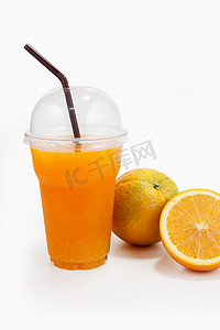 塑料透明杯中的橙汁和橙子水果