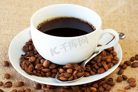 一杯咖啡加咖啡豆