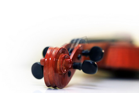 交响乐团背景摄影照片_白色背景上的旧小提琴