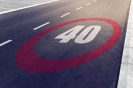 限速40摄影照片_高速公路上的 40 公里/小时或英里/小时行驶限速标志