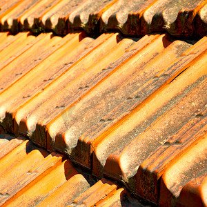 意大利旧屋顶对角线建筑的线条和质感