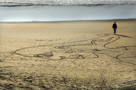 Woman Sand Painting 海滩 Walking 水 San Francisco California