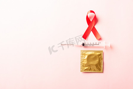 蝴蝶结丝带摄影照片_红色蝴蝶结丝带标志 HIV、艾滋病癌症意识、避孕套和 syr