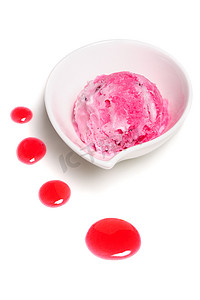白色背景上的草莓冰淇淋球