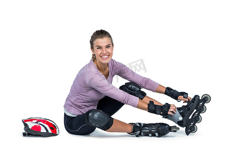 直排溜冰鞋摄影照片_穿着直排轮滑鞋的快乐女人的画像