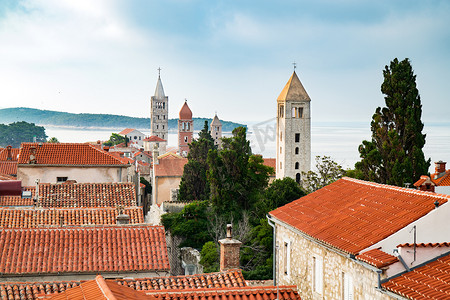 拉布镇，克罗地亚旅游胜地，以其四大名胜而闻名