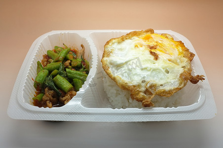 蔬菜炒饭摄影照片_泰国食品盒，炒鸡蛋饭配炒鸡和蔬菜