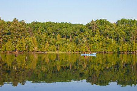 在湖上划独木舟的人