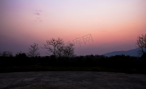 黄昏有雾的夕阳天空背景