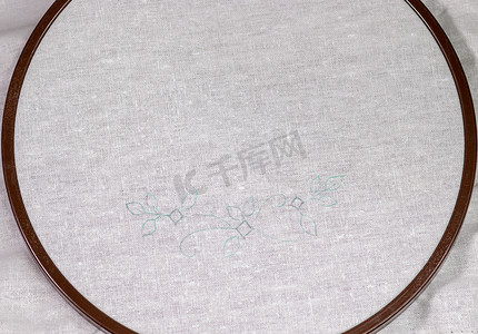 木制绣花箍，一块干净的白色亚麻布，设计简单。