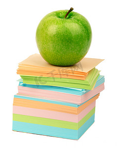 一堆贴纸上的新鲜青苹果