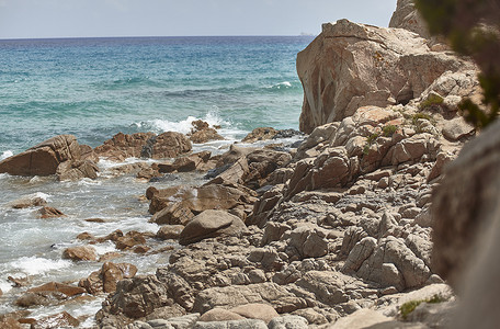 水中鹅卵石摄影照片_岩石是从海水中出来的。