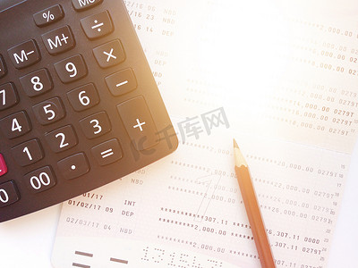 白色背景中的铅笔、计算器和储蓄账户存折或财务报表