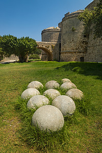 中世纪城市罗得岛的防御工事和城垛