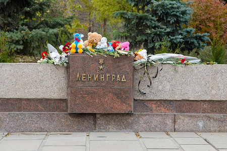 历史纪念建筑群入口处的英雄城市列宁格勒纪念碑题词“献给斯大林格勒战役的英雄”