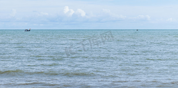 蓝色大海中的小船，在泰国有云彩天空背景。