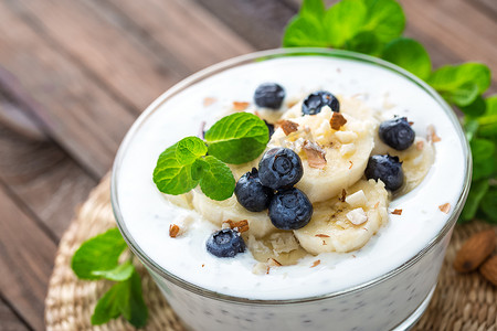 酸奶配新鲜蓝莓、香蕉和杏仁坚果，是健康早餐的美味甜点