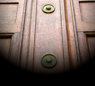 不锈钢滑梯摄影照片_在伦敦古董棕色门生锈的黄铜钉和灯