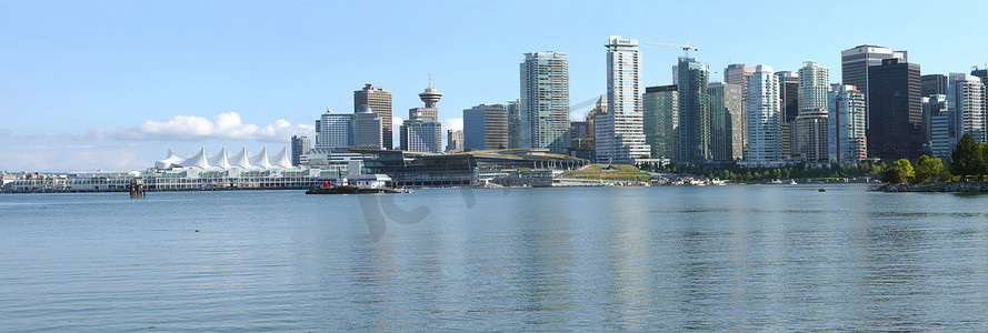 “温哥华 BC 市中心天际线全景和加拿大码头。”