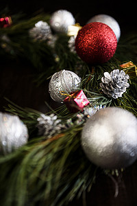 圣诞装饰品的冷杉树枝圣诞花环