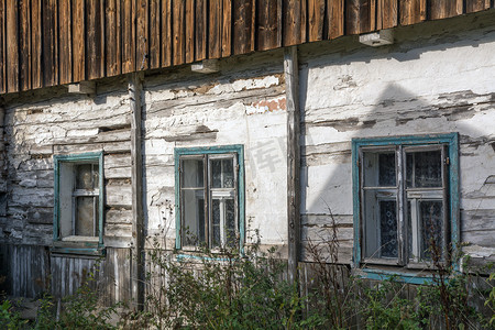 旧废弃房屋的窗户