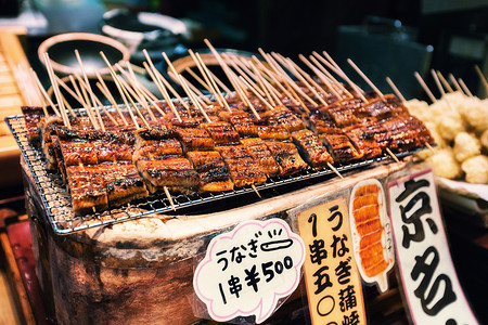 日本京都 Nishiki 市场的街头食品烤鳗鱼或淡水鳗鱼