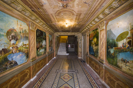 在第比利斯老镇建筑学和房子的被绘的走廊。