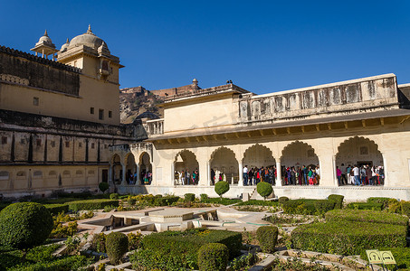印度斋浦尔 — 2014 年 12 月 29 日：游客参观斋浦尔琥珀堡的苏赫尼瓦斯第三庭院