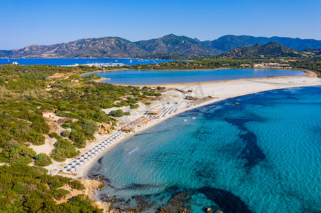 在意大利撒丁岛 (Sardegna) 的维拉西缪斯 (Villasimius)，可以欣赏到沙滩、游艇和蔚蓝海水的全景。