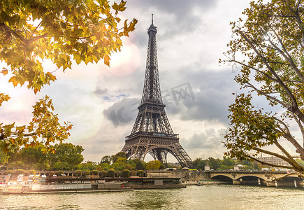秋天在法国巴黎塞纳河畔的埃菲尔铁塔