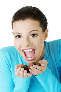 手里拿着巧克力的女人