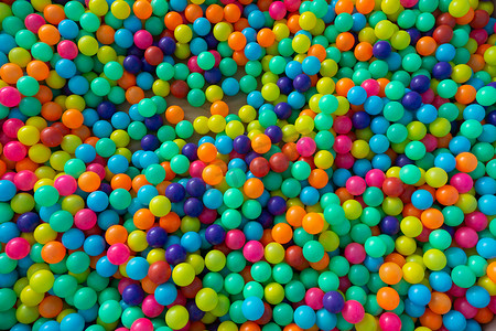 儿童在游乐场玩耍的彩色塑料球