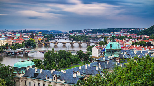 男查尔瓦摄影照片_阳光明媚的日子里，布拉格、捷克共和国的全景与历史悠久的查理大桥和伏尔塔瓦河。