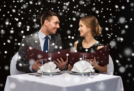 面带微笑的情侣在餐厅拿着菜单