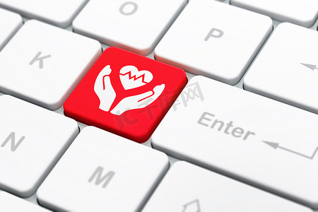 保险概念：电脑键盘背景上的心和手掌