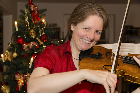 拉小提琴摄影照片_女人在拉小提琴